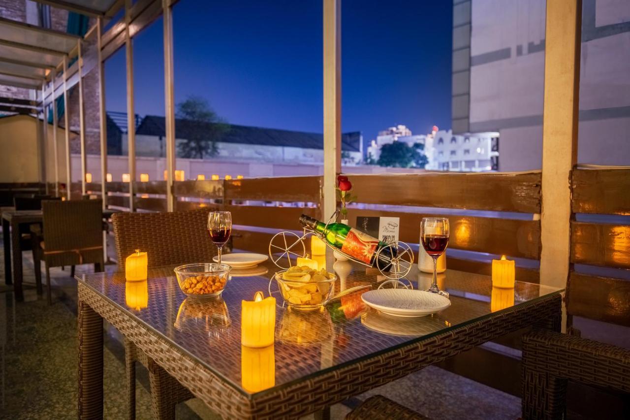 Rosewood Apartment Hotel, Гургаон Екстериор снимка
