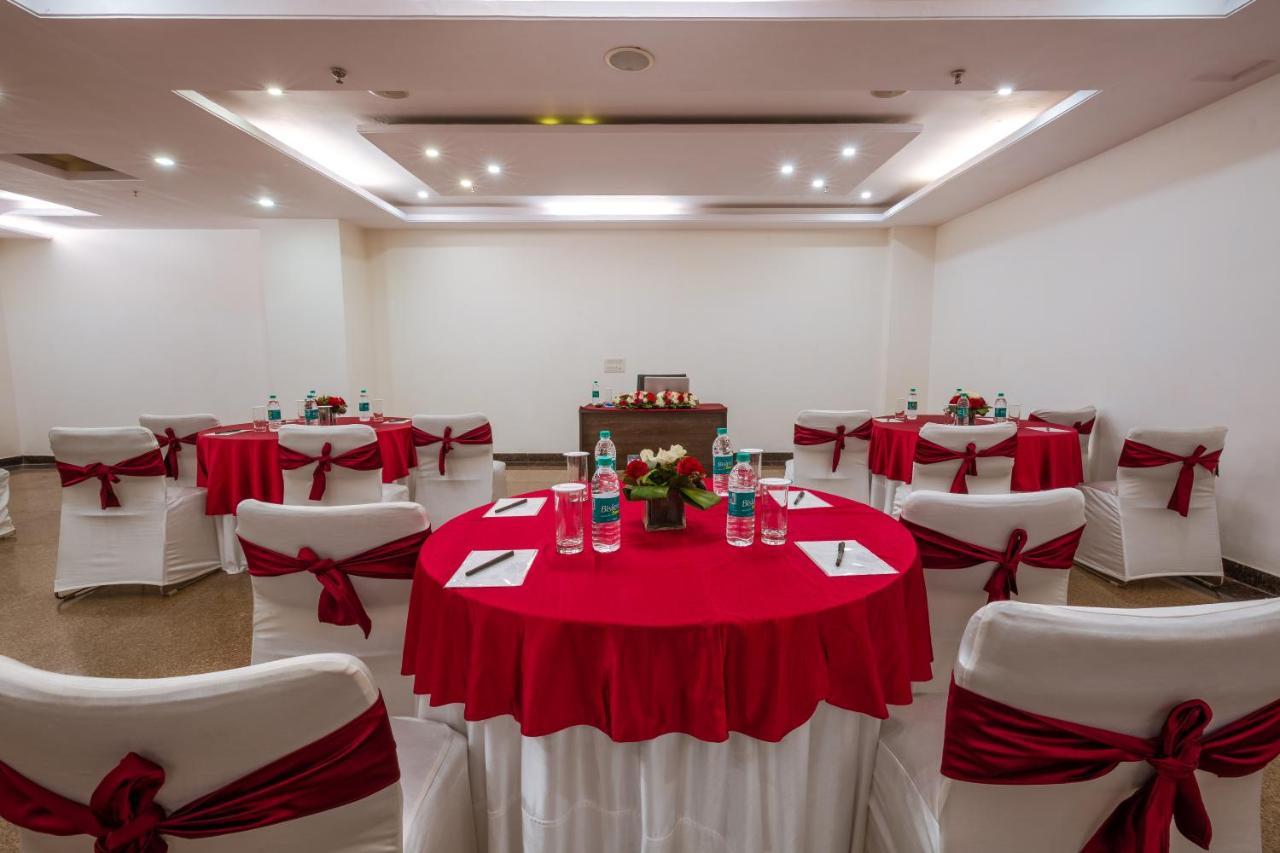 Rosewood Apartment Hotel, Гургаон Екстериор снимка