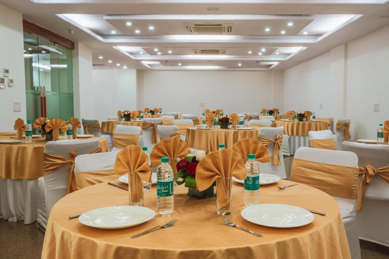 Rosewood Apartment Hotel, Гургаон Екстериор снимка